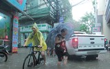 Nằm sát sông Tô Lịch nhưng mưa 1 tiếng, đường Bùi Xương Trạch ngập sâu 3 tiếng